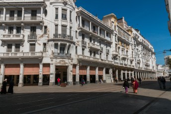 Om de hoek ligt de kalverstraat van Casablanca, de Boulevard Mohammed V.