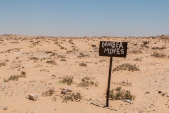 ......langs de hele grens met Mauritanië liggen mijnen.