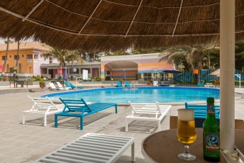Ik begon mijn verblijf in Gambia lekker, met een fijn hotel met dito zwembad.