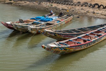 In Saint-Louis, dat uit een paar eilanden bestaat, wordt veel gevist. Dat doen Senegalezen in dit soort bootjes.