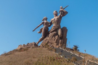 Namelijk dit 'Monument de la Renaissance Africaine'. Gebouwd door Noord-Korea dat veel ervaring heeft met het bouwen van grote lelijke beelden.