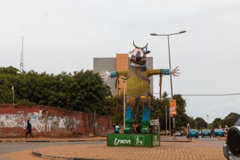 In de hoofdstad Bissau stond deze gekke koe voor het 'Festa de N'Turudu' (= Carnaval) nog op een rotonde.