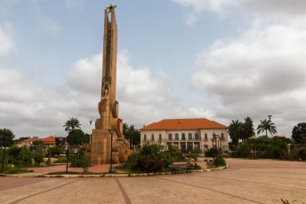 Dit is het Praça do Império (Plein van het Imperium) met het Monumento "Ao Esforço da Raça" (Voor de inspanning van het ras) en erachter het presidentieel paleis.