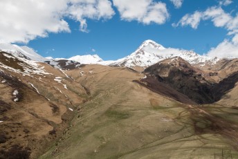 Zo dichtbij en toch zo ver weg, één van de  hoogste bergen van Georgië, Kazbek 5047 meter.