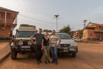 In Bissau dronk ik nog even een biertje met Slava en Olena uit Oekraïne die ook op weg waren naar Zuid-Afrika.