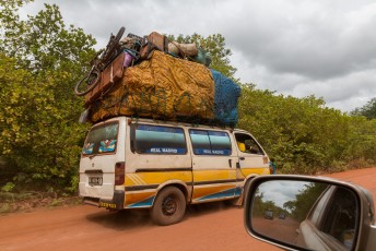 Vanaf de grens met Guinea-Conakry rijden in Bissau de busjes ook met onwaarschijnlijke hoeveelheden mensen en spullen.