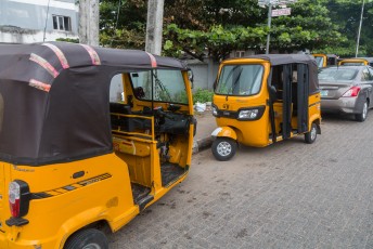 Toen ik vanuit Benin naar Lagos in Nigeria reed leek de verkeerschaos enorm op wat ik in India had gezien. Incl. precies dezelfde tuktuk's.