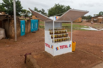 Onderweg naar Togo zag ik regelmatig Total tankstations waar de benzine in whiskeyflessen wordt verkocht. Smaakt ongeveer hetzelfde immers.