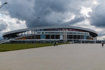 Net over de grens bij het stadje Oyem staat dit stadion voor 20.000 mensen, gebouwd voor de African Cup.
