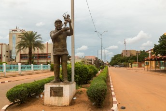 Op het cineasten plein staat dit beeld van Sembene Ousmane, een beroemde filmmaker uit Senegal.