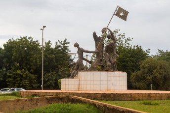 Dit kunstwerk met sporters staat op een rotonde aan de Boulevard Ché Guevara in Ouagadougou.