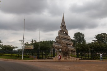 Het monument ter ere van de unificatie van Franstalig en Engelstalig Kameroen. Terwijl de Engelstaligen nu oorlog voeren omdat ze willen afsplitsen.