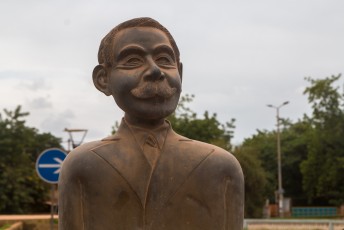 En ernaast staat dit standbeeld van Pierre de Coubertin, de fransman die de Olympische spelen soort van heeft uitgevonden.
