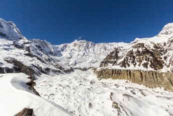 Annapurna Zuid, met op de voorgrond het pad van de vroegere gletscher.