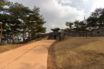 Met de ommuurde binnenstad: Hwaseong Fortress.