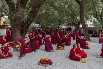 Elke dag voeren de monniken aldaar een show op voor de toeristen waarbij ze zgn. ruzie maken over de interpretatie van de heilige geschriften.