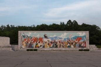 Inmiddels waren we aangekomen bij de Arc de Triumph van Pyongyang waar je ook deze muurschildering van de grote leider, die een geweldige toespraak geeft, kunt zien.
