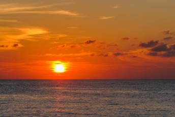 Verveelt nooit zo'n zonsondergang vanaf een tropisch strand.