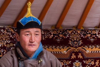 Veel Mongolen kleden zich nog traditioneel, en niet zoals in Volendam alleen voor de toeristen.