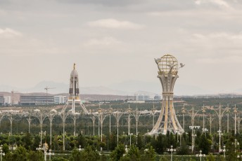 Vanaf het bordes hadden we uitzicht op het Abadanchylyk Monument, ter ere van de vrede en voorspoed waardoor Turkmenistan wordt gekenmerrkt.