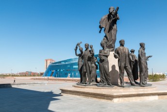 Het Kazak Yeli (Kazakh Country) met figuren die de nomadische en de russische erfenis moeten weergeven.