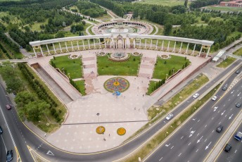 Dit is de ingang van het park ter ere van de eerste president van Kazakhstan, gelukkig doen ze heel lang met één president anders zouden ze al die parken helemaal niet kwijt kunnen.