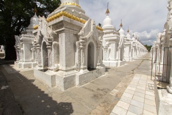 op het terrein van deze Kuthodaw pagoda staan 730 van deze stupas