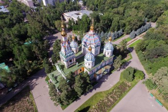 Zenkov's was de architect van deze Hemelvaart Kathedraal.
