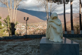 Aan de andere kant van het dorp is nog een monument ter nagedachtenis aan de tweede wereldoorlog, met zoals in alle voormalige Sovjetstaten een treurende moeder.