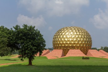 In de buurt van Pondicherry is een hippy kolonie, Auroville en dit is hun tempel, de Matrimandir.