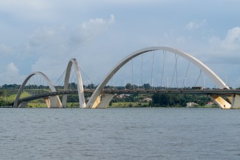 Ponte Juscelino Kubitschek: <a href="http://en.wikipedia.org/wiki/Juscelino_Kubitschek_bridge" rel="nofollow">en.wikipedia.org/wiki/Juscelino_Kubitschek_bridge</a>