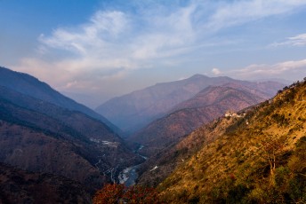 De vallei die met de dzong word beveiligd.
