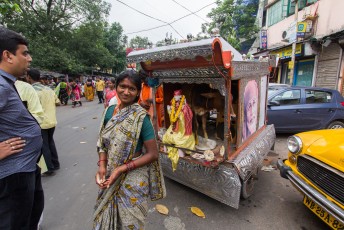 Durgha Pooja, deze vrouw collecteert voor een kalf met 5 poten en Sai Baba (of zoiets).