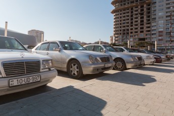 Overal in Bakoe zie je Mercedessen, verstand van auto's kun je de Azeri's iig niet ontzeggen.