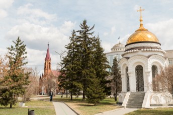 Chasovnya kapelletje met op de achtergrond de katholieke Rimskiy kerk.