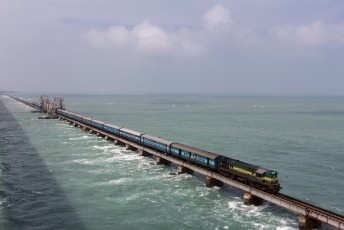 De spoorlijn, met in het midden een hef, naar Rameshwaram.