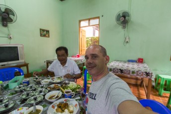 In Hpa An verorberen we mijn eerste Myanmarese maaltijd