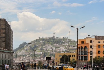 En na Tena komt Quito, met op de heuvel 'panecillo' een beeld van 'la virgen'.