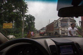 Onderweg naar Calcutta staat er in de andere richting een rij vrachtwagens van ruim 15 kilometer, waardoor er nog minder ruimte was op de toch al krappe weg.