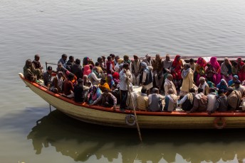 Vluchtelingenboot naar de overkant van de rivier.