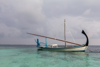 Dit schijnt een traditioneel Maldiviaans bootje te zijn, een Dhoni