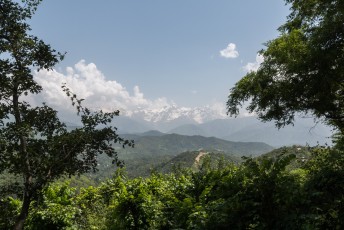 Vanaf de heuvel heb je uitzicht op het Tien Shan gebergte.