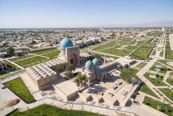 Dit is de Kok-Gumbaz moskee, de twee kleinere koepels zijn wederom mausoleums.