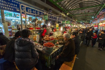 Aan het eind van weer een dag paleizen bekijken even eten op de Gwangjang markt.