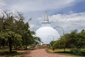 We hadden nog niet genoeg van pagoda's en dus gingen we naar Anuradhapura