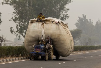Onderweg naar Agra, zoals gezegd in India past er altijd meer in een voertuig dan bij ons.