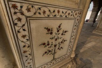Net als de Taj Mahal veel Pietra Dura. Marmer ingelegd met andere kleuren steen om deze figuren te maken.