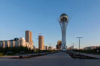 Daar staat het symbool van Kazakhstan, het Baiterek monument.