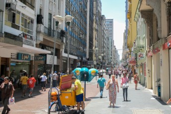 De grote winkelstraat van Porto Alegre.....