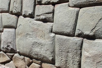 Dit is de beroemdste steen van Cusco, waarom? Hij heeft 12 hoeken, daarom!